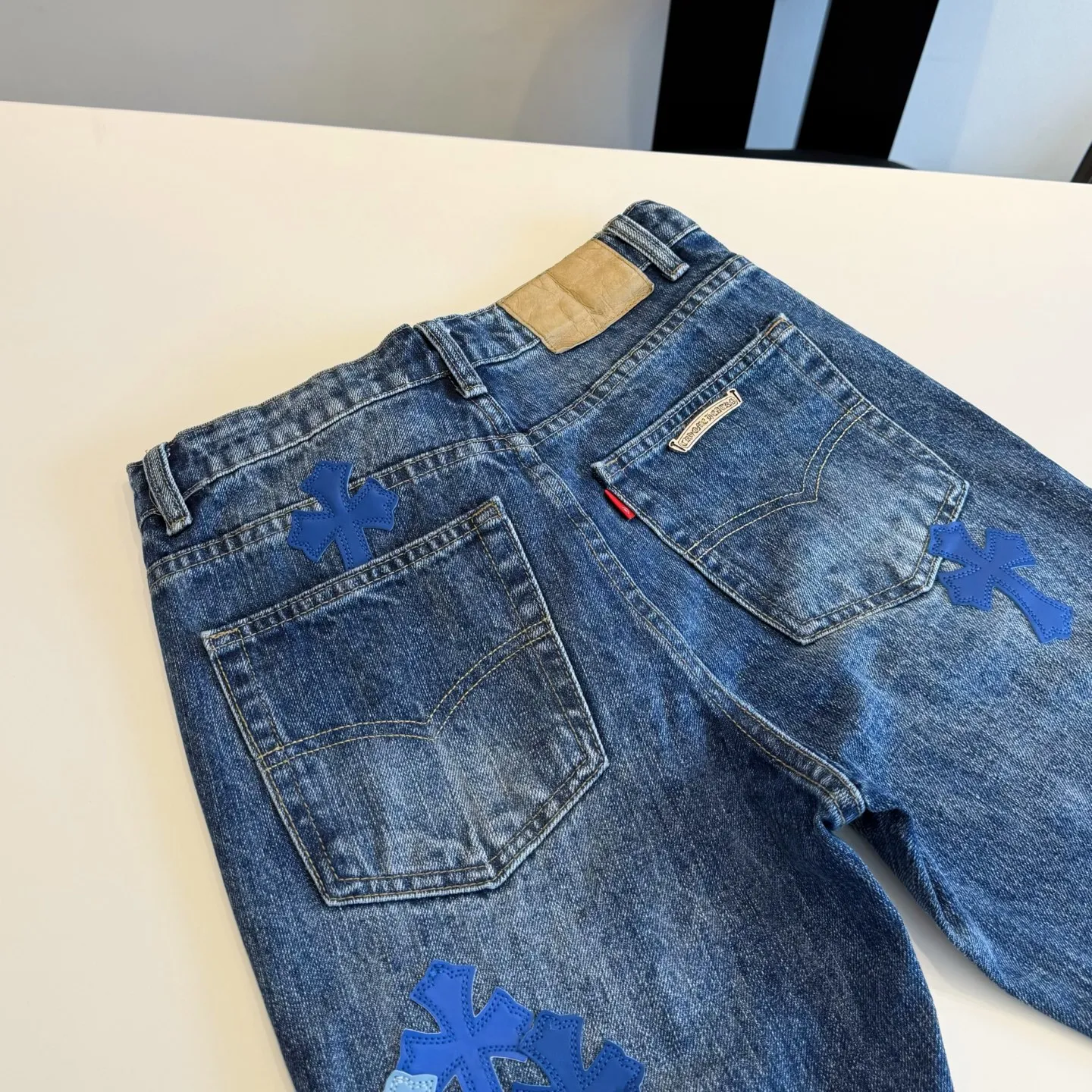 P270 Style number: D423 Chrome hearts CH new bootcut dark blue classic cross-fit leather jeans Size: s-XXL (28 30 32 34 36) Color: washed dark blue Size reference 28 trouser length 100 waist circumference 72 30 trouser length 101 waist circumference 76 32 trouser length 103 waist circumference 80 34 trouser length 104 waist circumference 84 36 pants length 106 waist 88